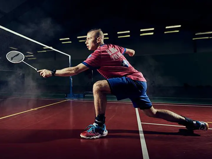 Bartłomiej Mróz w stroju reprezentacji Polski odbiera lotkę w wykroku